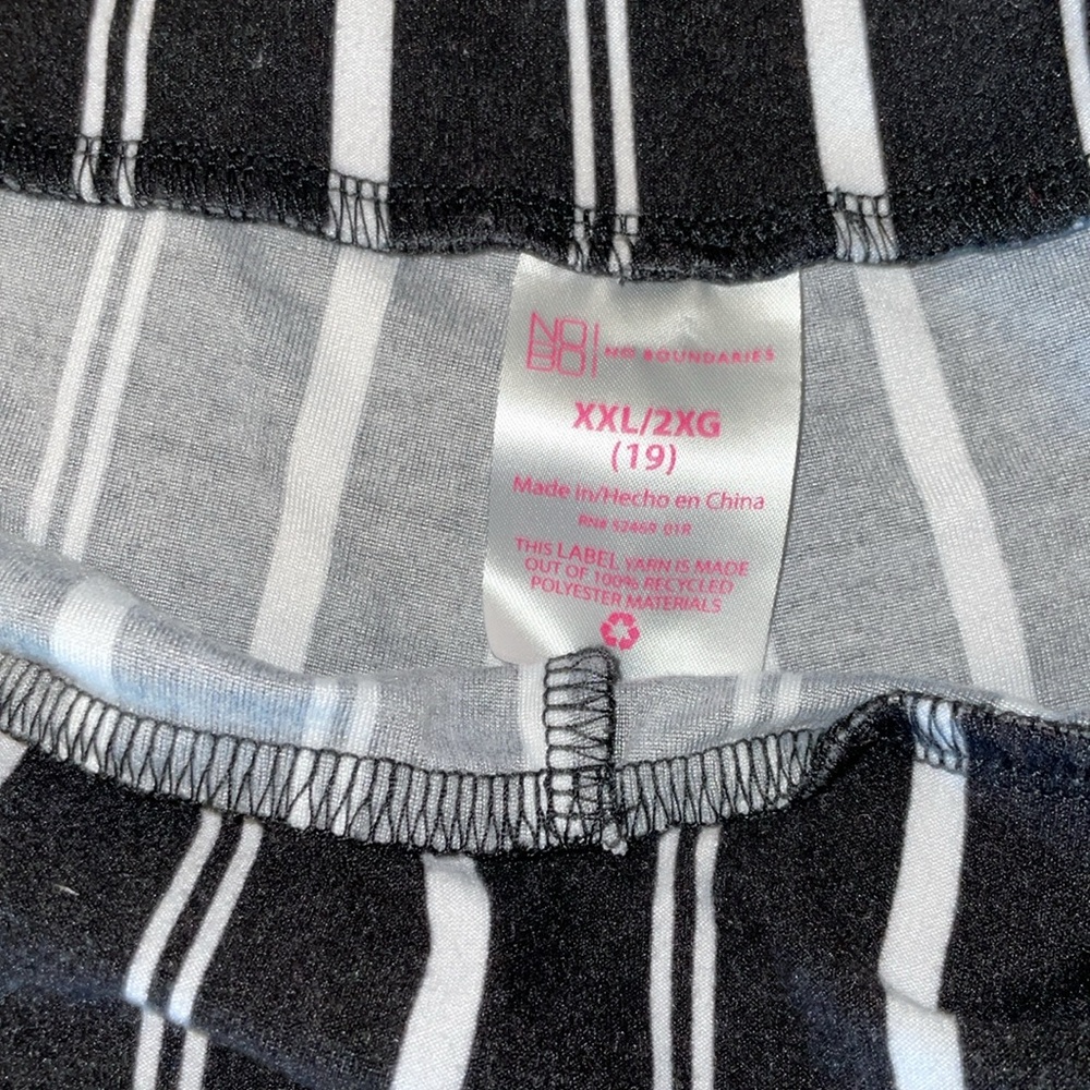 NWOT No Boundaries Black & White Striped pants. Wide bottom. Size 2X. (19). - Picture 3 of 4